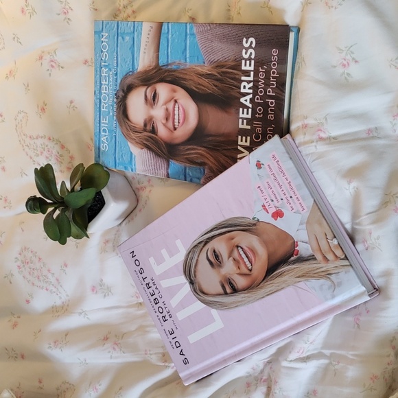 Lot of 2 Sadie Robertson Books +Trading Cards - Picture 7 of 10